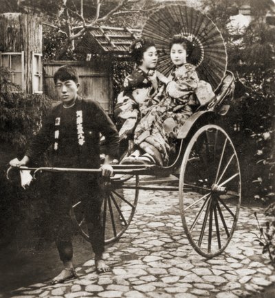 Corridore che tira due geishe su un risciò in Giappone da Japanese Photographer